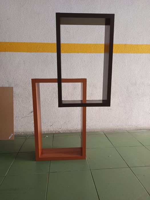 Pequena prateleira para adornos.