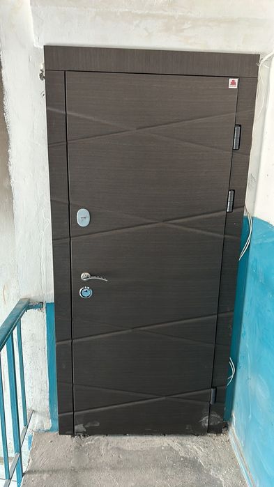 Вуличні зовнішні вхідні двері в будинок дім входные уличные двери дом