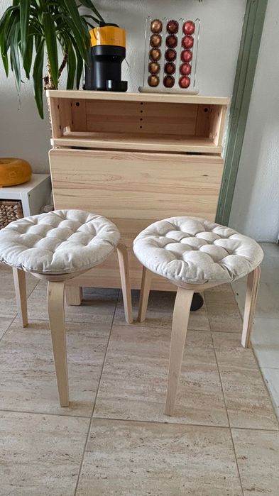 módulo de cozinha / mesa de refeição dobrável com rodas IKEA RESARÖ em pinho/madeira natural, acompanhado por 2 bancos de madeira