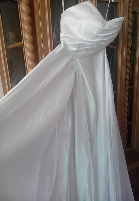 Elegancka, klasyczna suknia ślubna z trenem  gorset