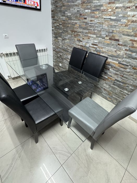 Mesa sala em vidro com cadeiros em pele