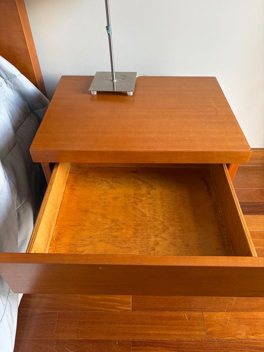 Conjunto de cama, colchão e mesas de cabeceira