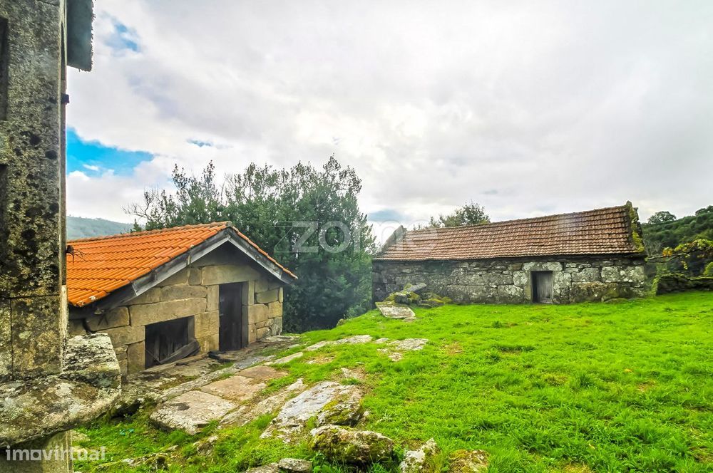 Quinta com dependências e terreno no aldeamento da Seara - Montalegre