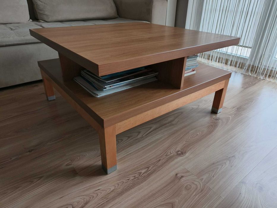 Praktyczy stolik kawowy