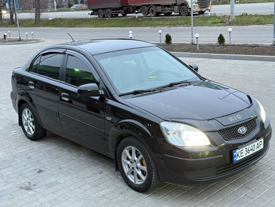 Продам Киа Рио в отличном состоянии! 
Двигатель сухой работает отлично, автомат не пинает, ходовая часть без стуков и грюков, электрика вся работает. 
Салон чистый без дыр, кузов не гнилой. 
Кондер обслужен
Отличная комплектация: 
полный стеклопакет
эл,зеркала
Сигнализация
Подогревы зеркал 
Подсветка салона смотрится отлично. 
Андройд магнитола. 
Литые диски 
Леды в фарах 
Стоит газ Евро 4 вписан в тех паспорт. 
Любой вид переоформления.