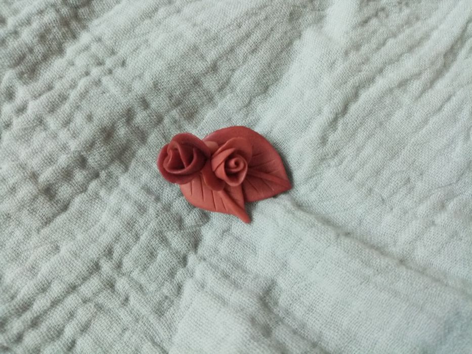 Róża, broszka z modeliny. PRL