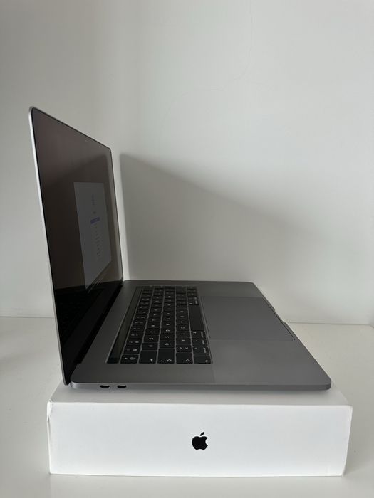 MacBook Pro 15'' i9, 16 GB RAM, 1 TB SSD – AZERTY64738820780162122