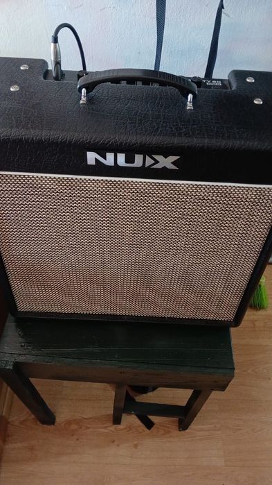 Uma caixa nova e uma guitarra