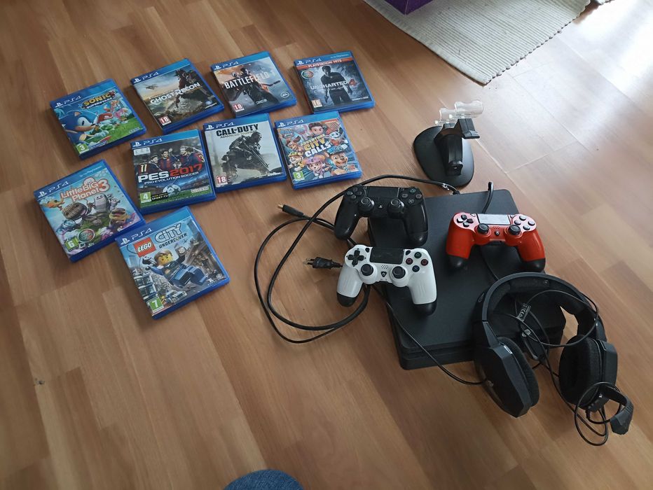 Ps4 com jogos, comandos, headset e carregador de comandos