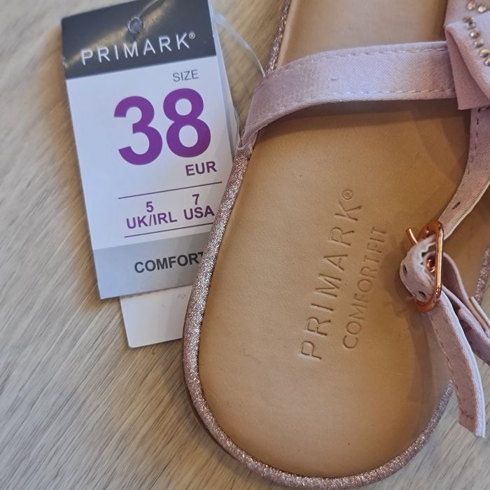 Sandalia/Rasteirinha Rosa Primark
Comprada por 12 euros na loja d