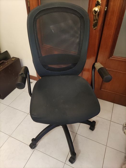 Cadeira secretária com rodas