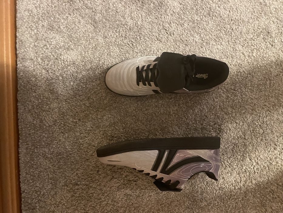 tenis com lingua cinzentos e pretos