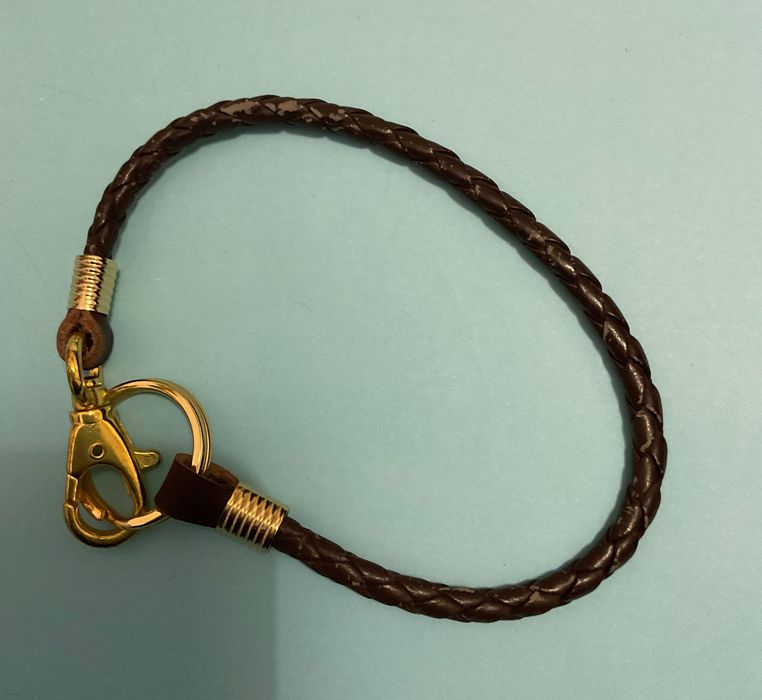 Pulseira jovem e diferente sem uso