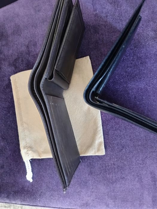 Carteiras  em pele castanha e preta ambas novas