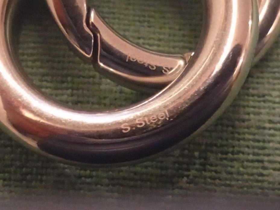 Pulseira em metal prateado, com aros e 2 argolas