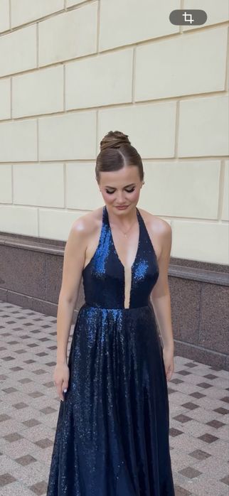 Ефектна сукня в паєтки, міді