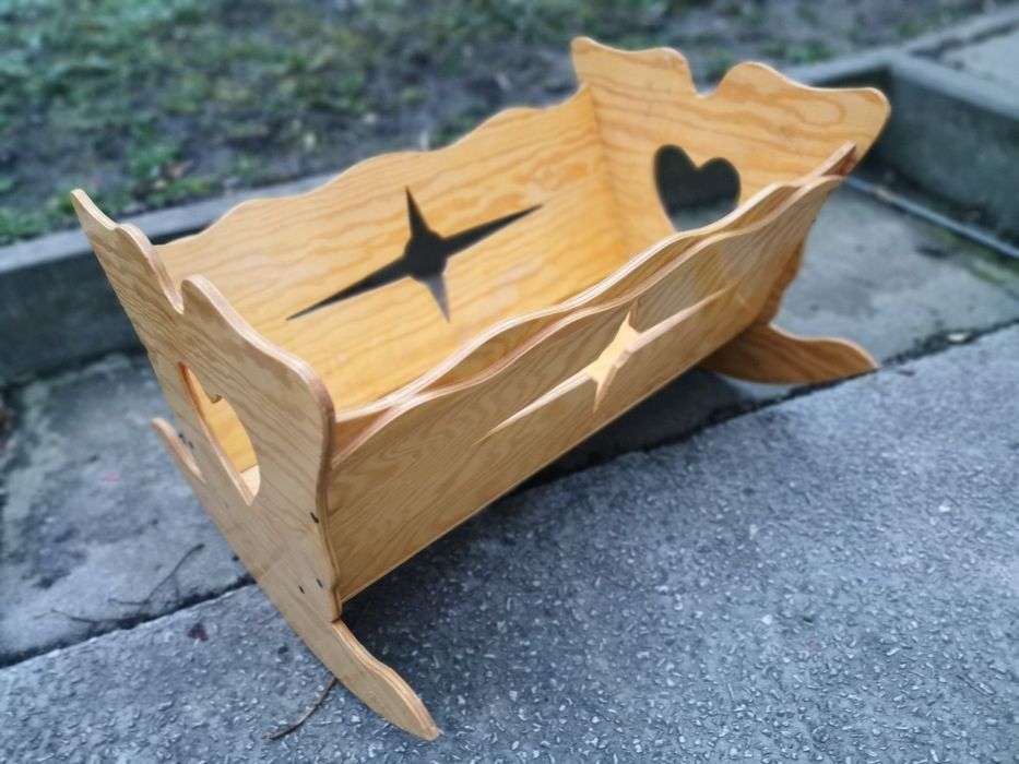 Drewniana kołyska dziecięca