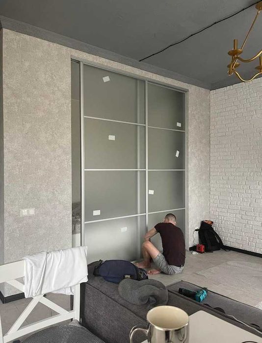 Алюминиевые перегородки-купе. Раздвижные деревянные стеклянные двери