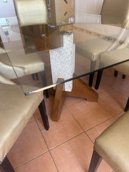 Mesa com tampi de vidro e seis cadeiras