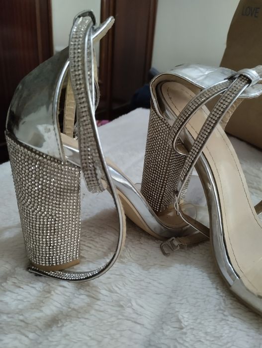 Sandálias novas nunca usadas