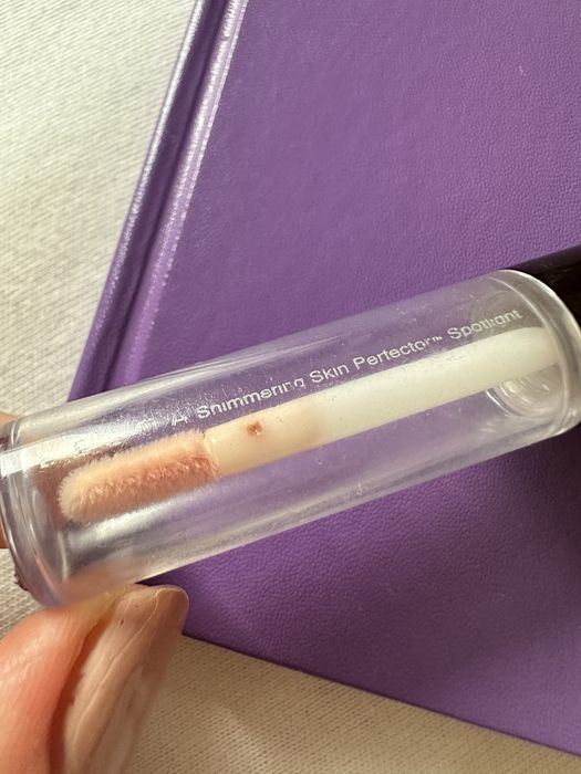 Becca Opal mini rozswietacz w blyszczyku