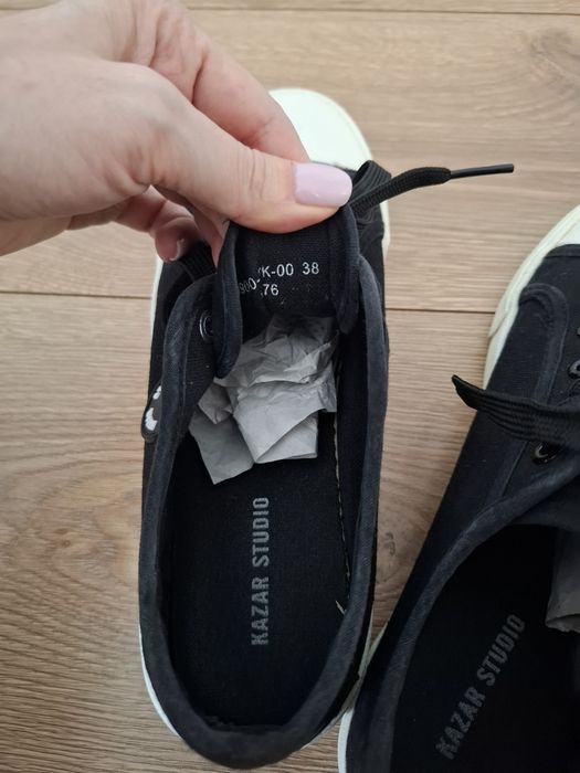 Czarno białe trampki Kazar 38