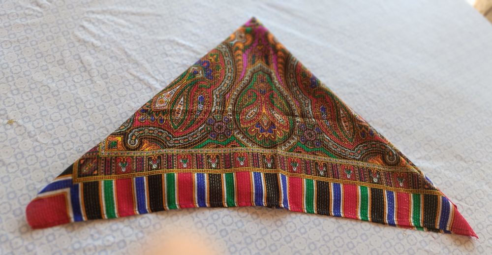 Lenço quadrado antigo em lã com fios dê ouro