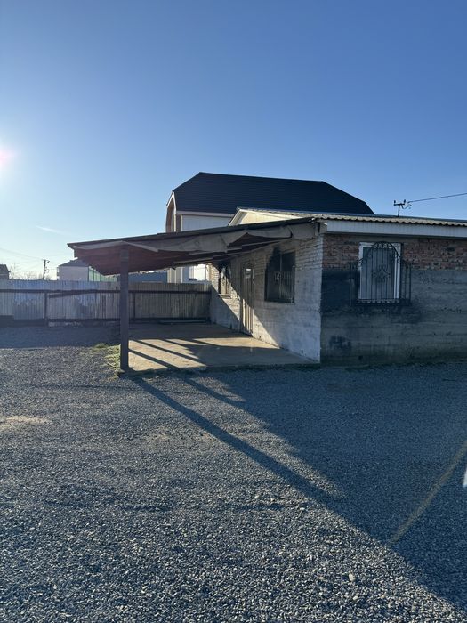 Здається гараж з навесами і великою територією