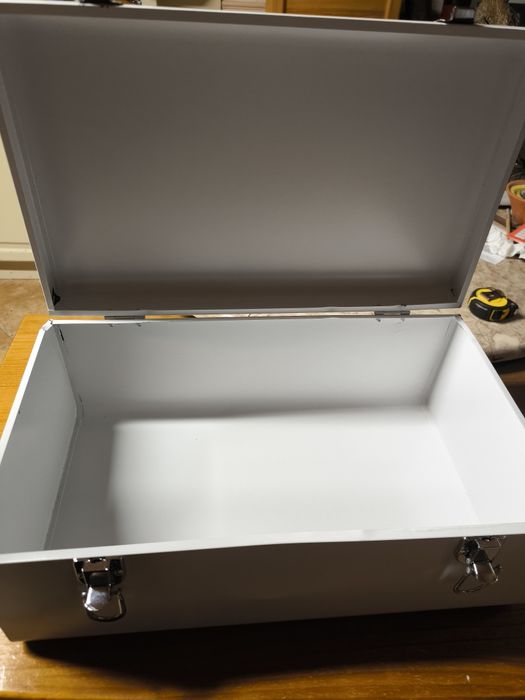 Caixa metálica branca com fechos.
Caixa metálica de cor branca, ideal