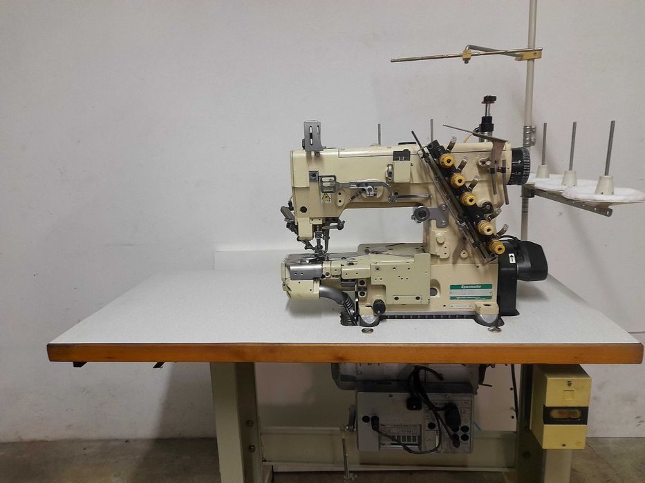 Máquina de bainhas yamato com arrasto superior.