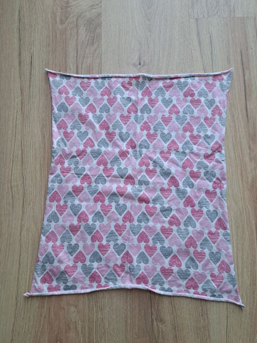 Chusta chustka niemowlęca serduszka różowa 44 x 37 cm wiosna jesień