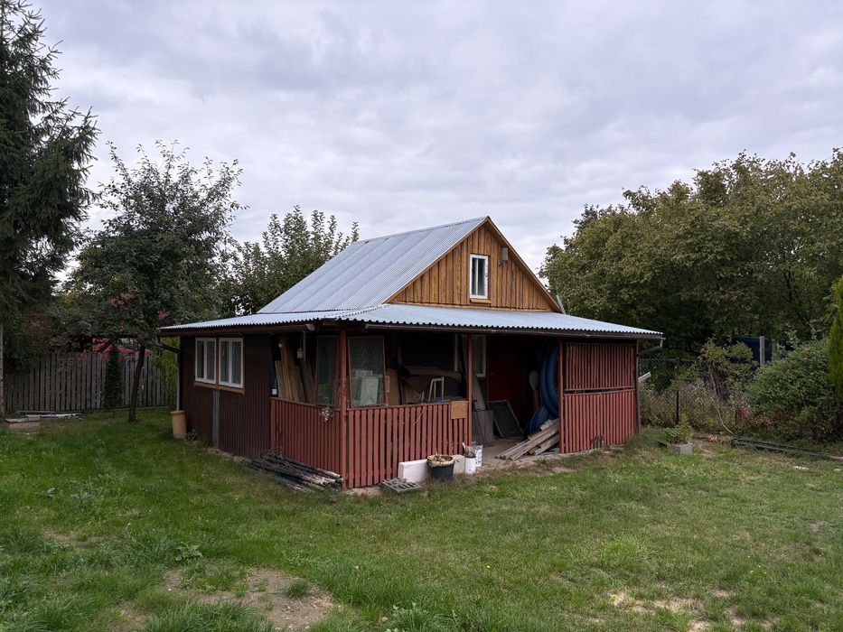 Domek drewniany z tarasem + kostka brukowa