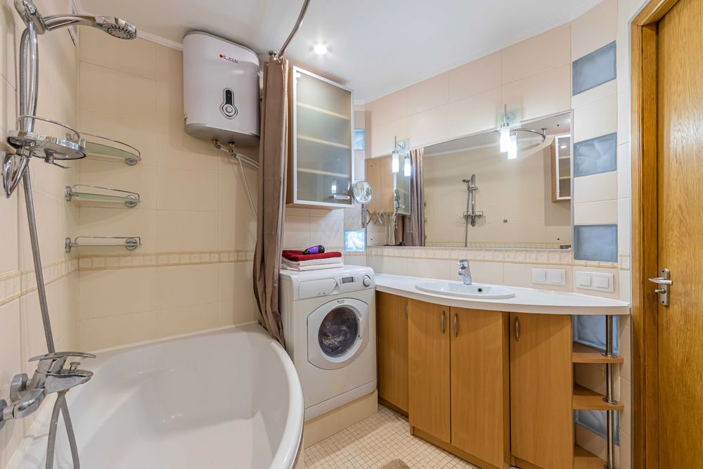 3 комнатная студия в центре, Коновальца, 15