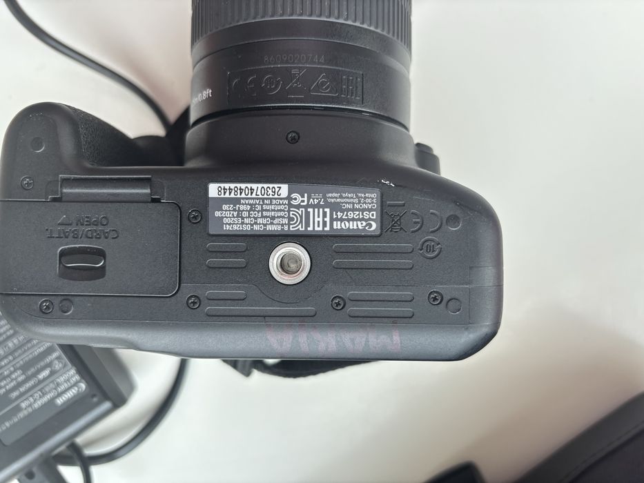 Canon EOS 2000 D + Objetiva + Kit completo