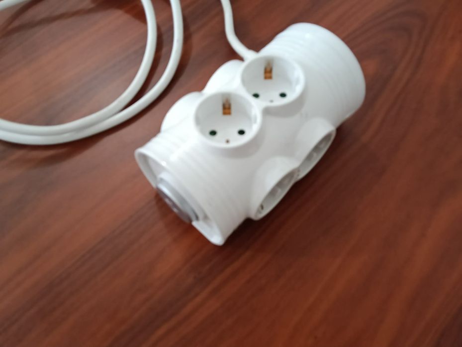 Tomada múltipla branca