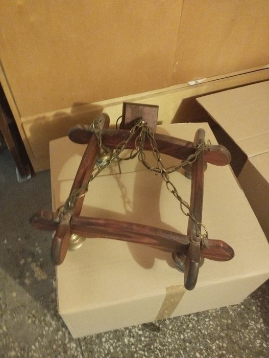 Sprzedam żyrandol drewno plus łańcuch