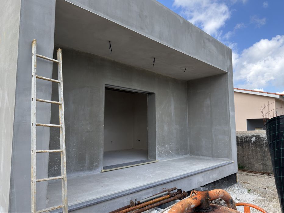 Moradia T4 geminada, térrea, com jardim e garagem em Condeixa-a-Nova