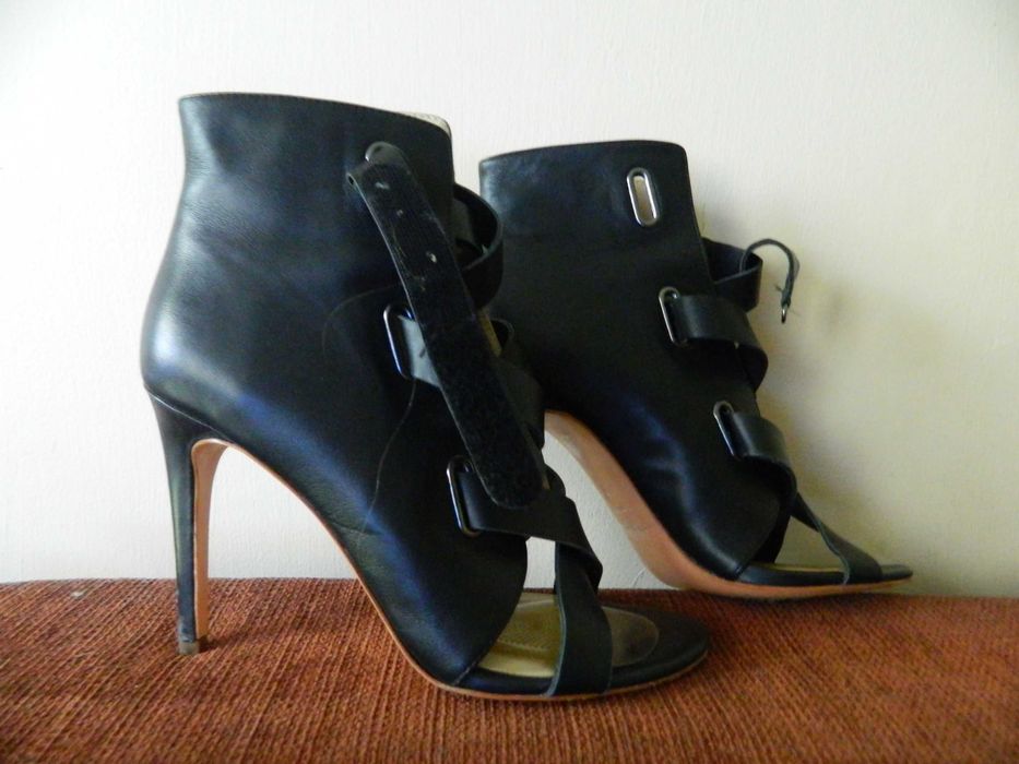 czarne szpilki Tallinder gothic paski 41