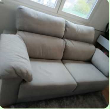 Sofá em pele cinza claro