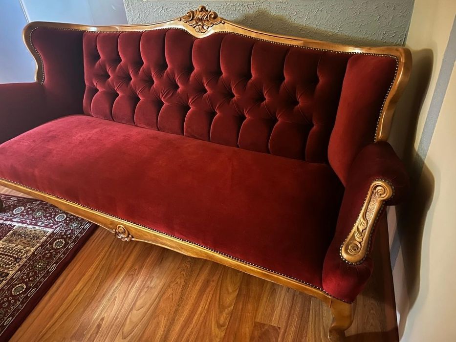 Kanapa bordowa z drewnianym wykończeniem