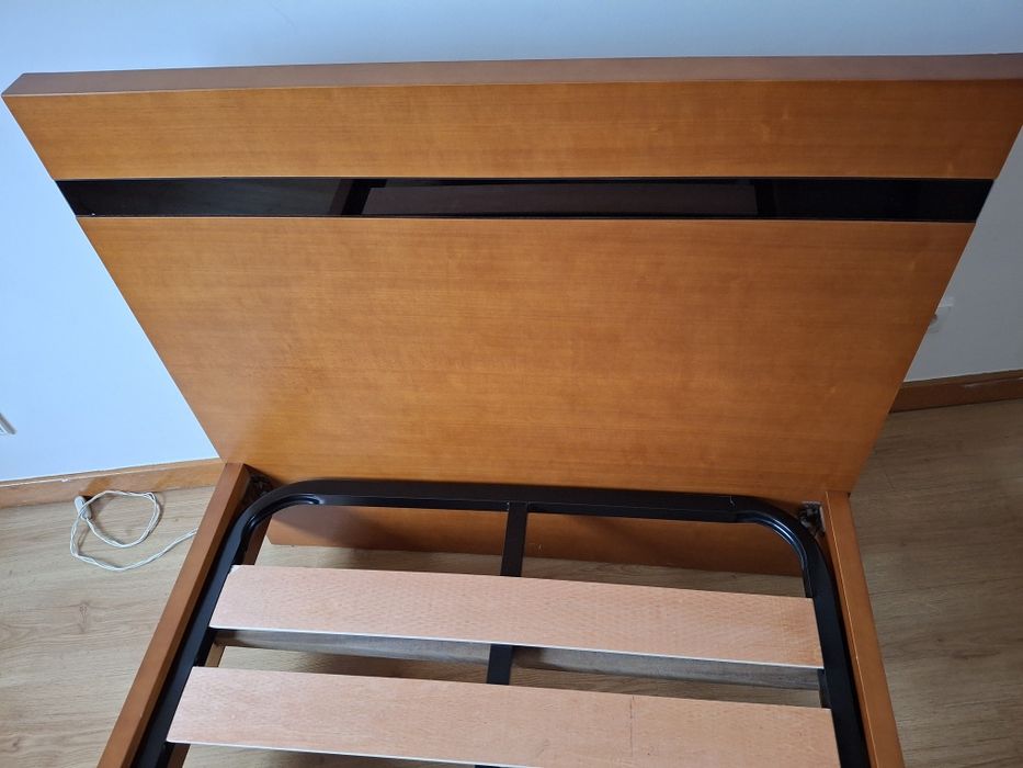 Cama solteiro c/ estrado e mesa de cabeceira