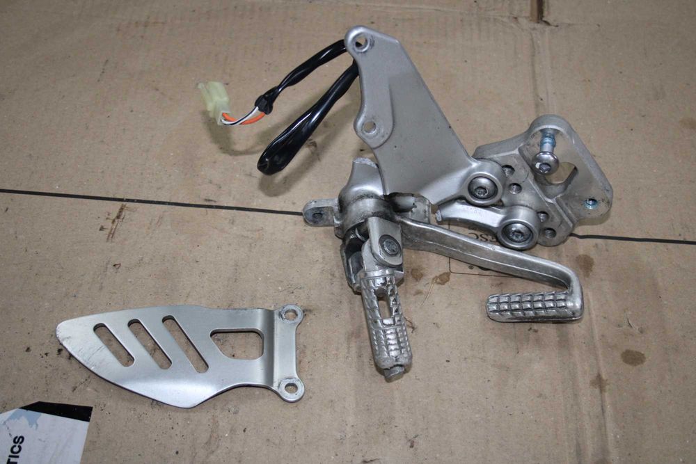 Set Prawy Podnóżek Dźwignia Hamulca Suzuki GSXR 750 K6 K7 06-07, 600