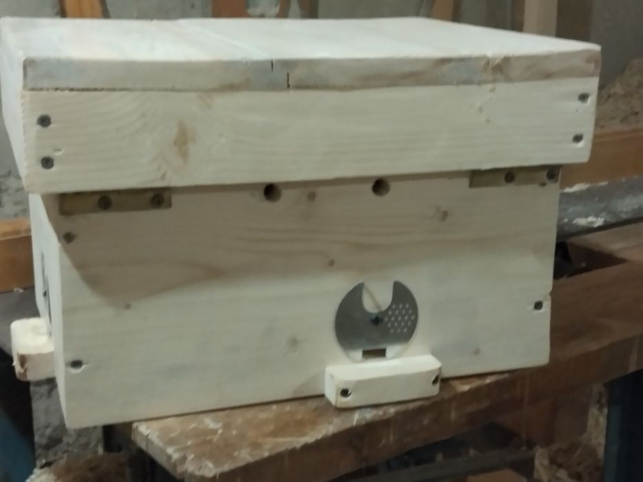 Нуклеуси, Вулики, кормушки для бджіл