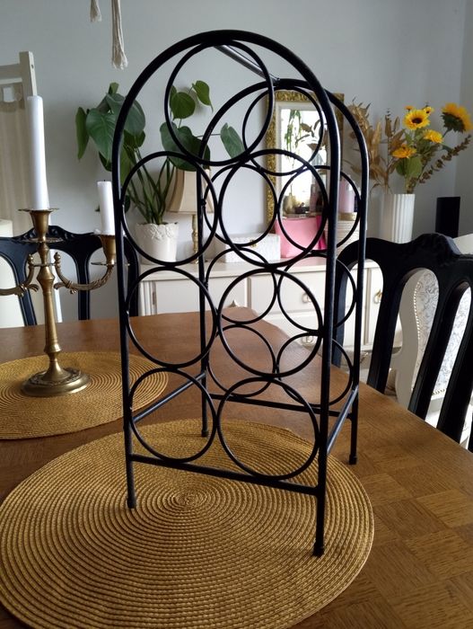 Metalowy stojak na wino