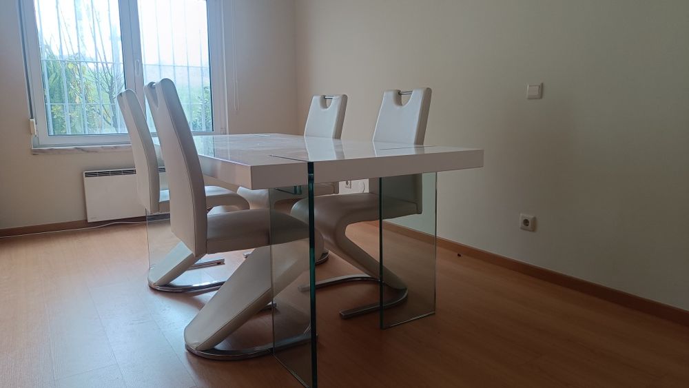 Mesa de jantar branca e 4 cadeiras