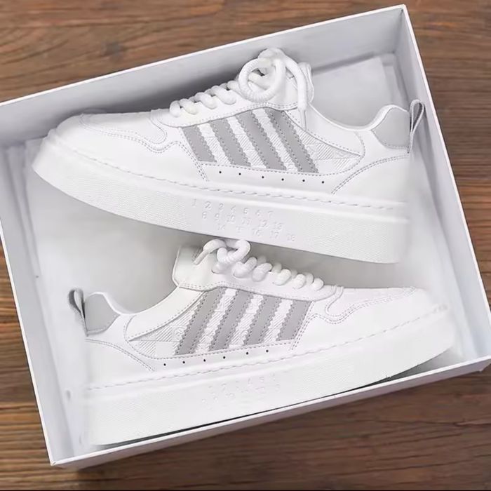 Стильные белые кроссовки