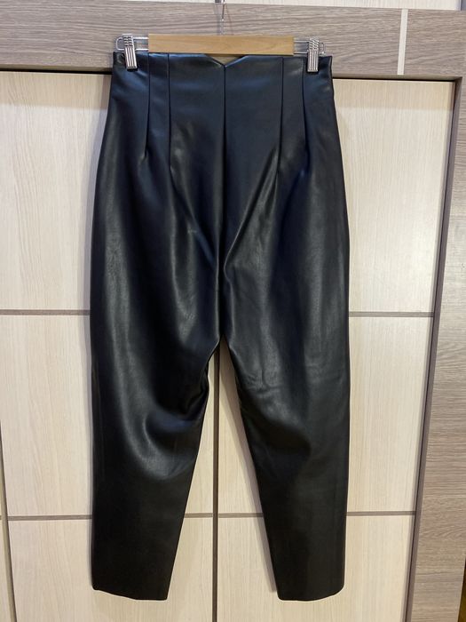 Czarne spodnie ekoskóra CROPP