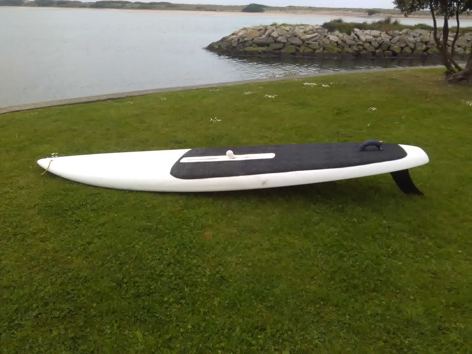 Pranchão de windsurf familiar para “pesos pesados”, de patilhão