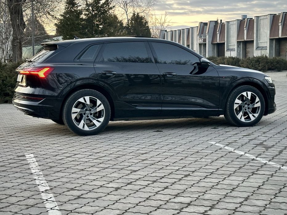 Audi E-tron 95kBt S-line 408л.с Quattro Европа Некрашена  Обмен