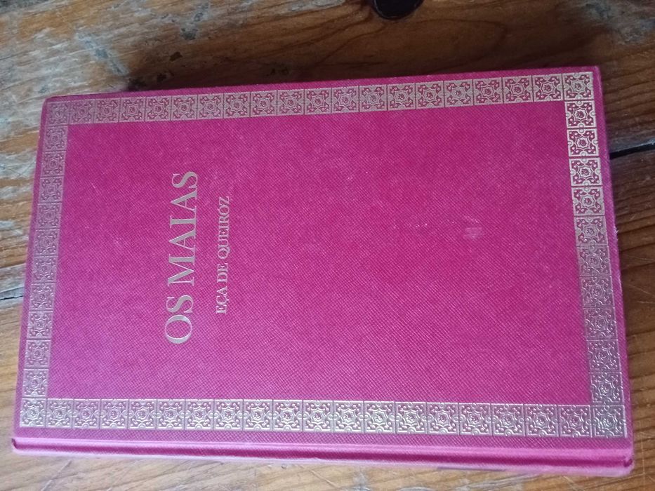 Livro "Os Maias" de Eça de Queiroz